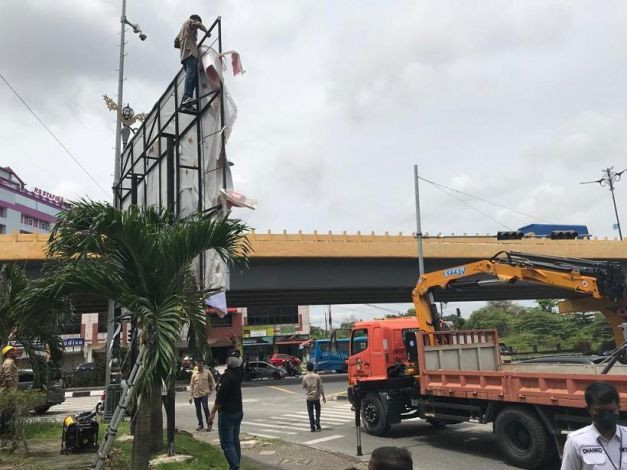 Penertiban Reklame Ilegal di Pekanbaru Berlanjut, 80 Tiang Sudah Dipotong