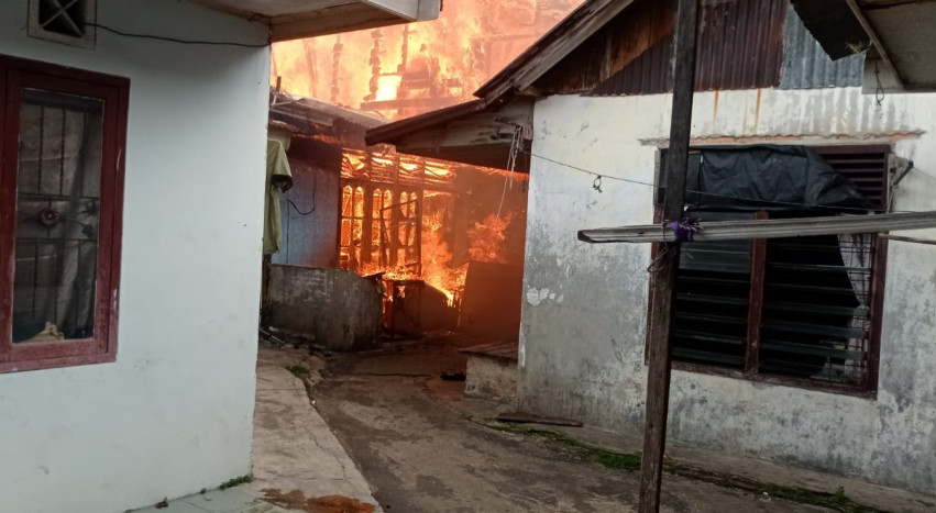 Tabung Gas Meledak Jadi Penyebab Kebakaran Tiga Rumah di Sukajadi