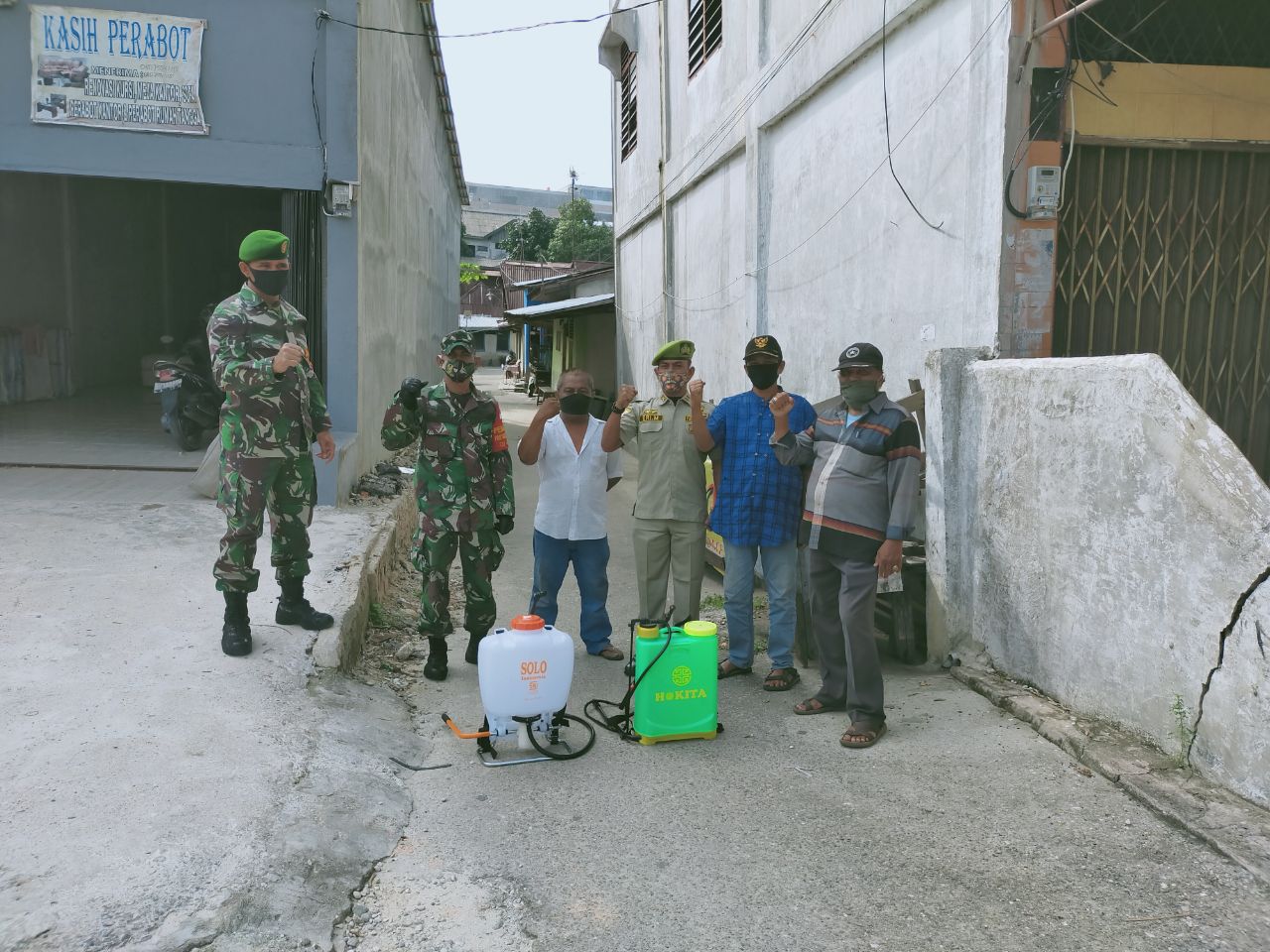Babinsa dan Penyemprotan Disinfektan di Jalan Karet Gang Kelapa 