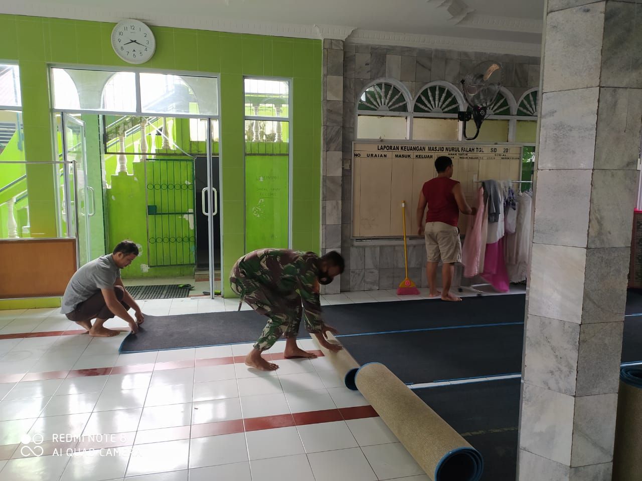 Sambut Ramadan 1442 H, Babinsa dan Warga Bersihkan Masjid Nur Falah 