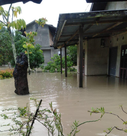 Hujan sejak Pagi, Sungai Batak Pekanbaru Meluap dan Genangi Rumah Warga