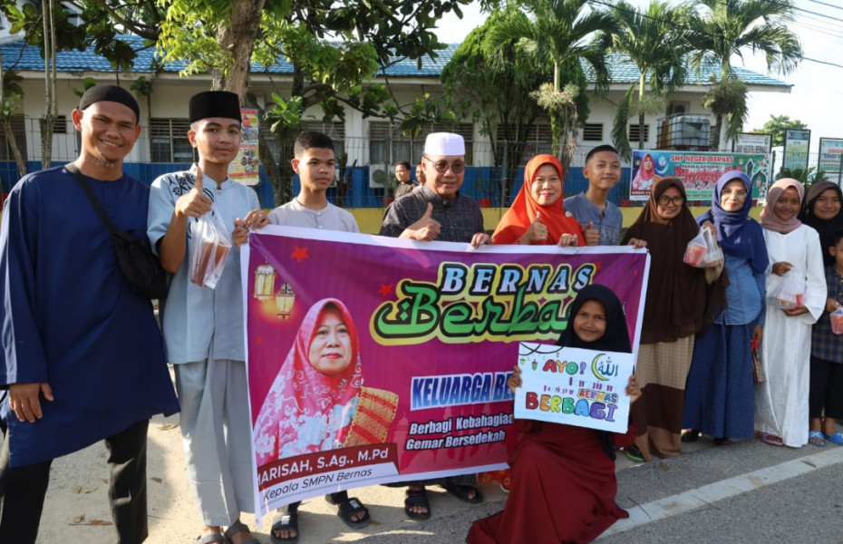 Giat Ramadan, Kadisdikbud Pelalawan Bersama Keluarga Besar SMP Bernas Bagi-bagi Takjil