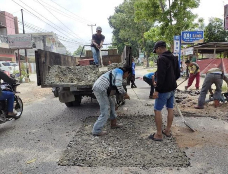 Jalankan Program Pj Wako, Dinas PUPR Pekanbaru Mulai Perbaiki Jalan Rusak dan Berlubang