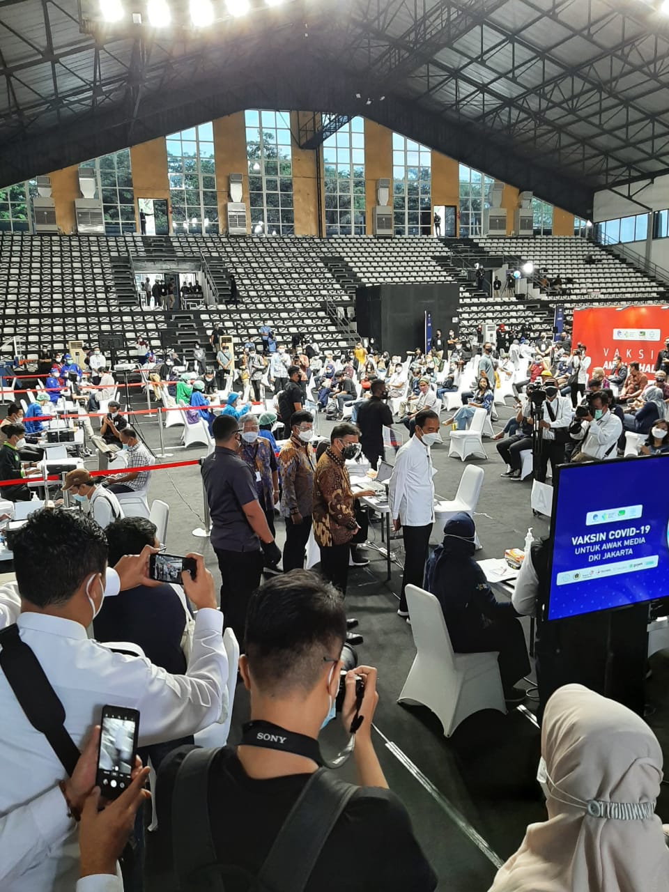 Presiden Jokowi Sampaikan Alasan Awak Media Diberi Vaksin Covid-19 