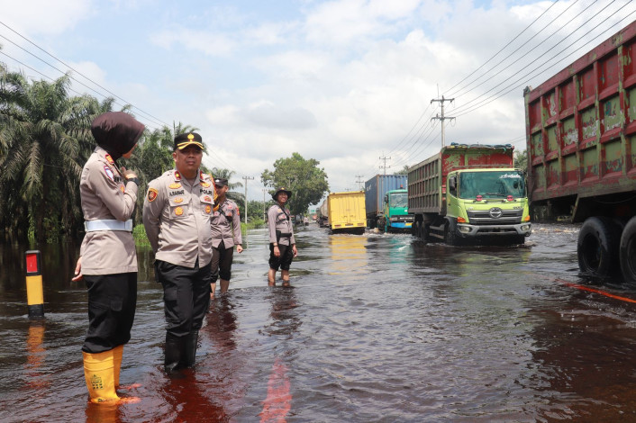 Banjir di KM 83 Jalintim Pelalawan Mulai Surut, Lalu Lintas Kembali Dibuka Dua Arah
