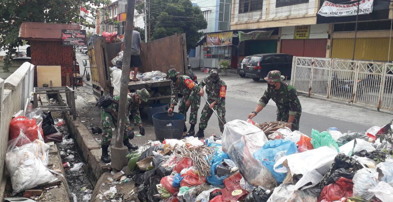 Krisis Sampah di Pekanbaru, Babinsa dan  Satgas Lingkungan Asri Korem 031 WB Turun Tangan 