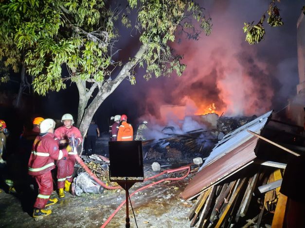 Kebakaran Gudang Kayu di Jalan Gunung Raya Hanguskan Dua Rumah dan Gudang WO