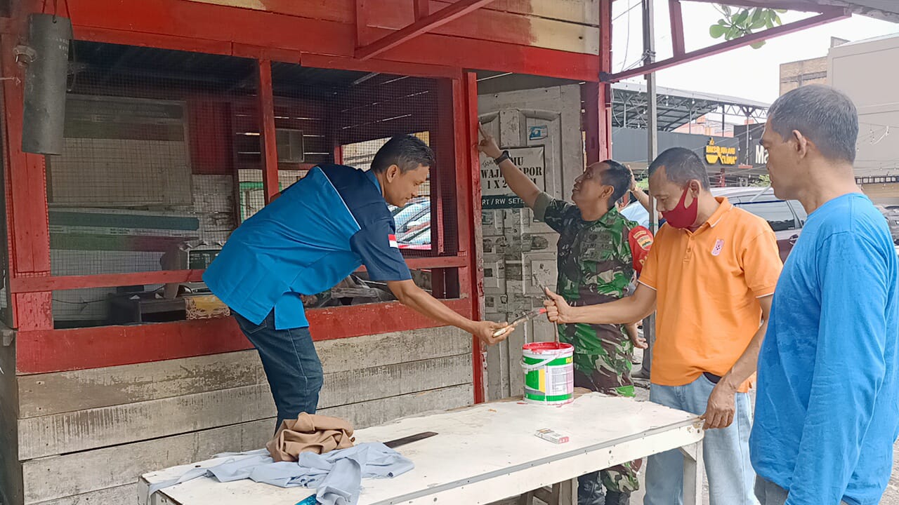 Babinsa Bersama Warga Perbaiki Pos Ronda Kampung Pancasila 