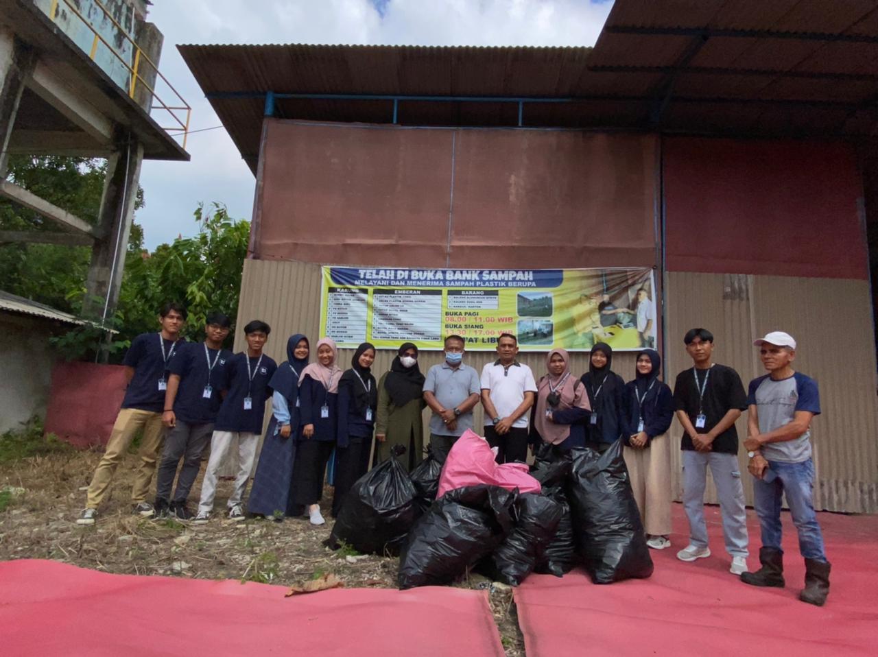Pengabdian Mahasiswa Kukerta UNRI Mengedukasi Masyarakat Melalui Bank Sampah