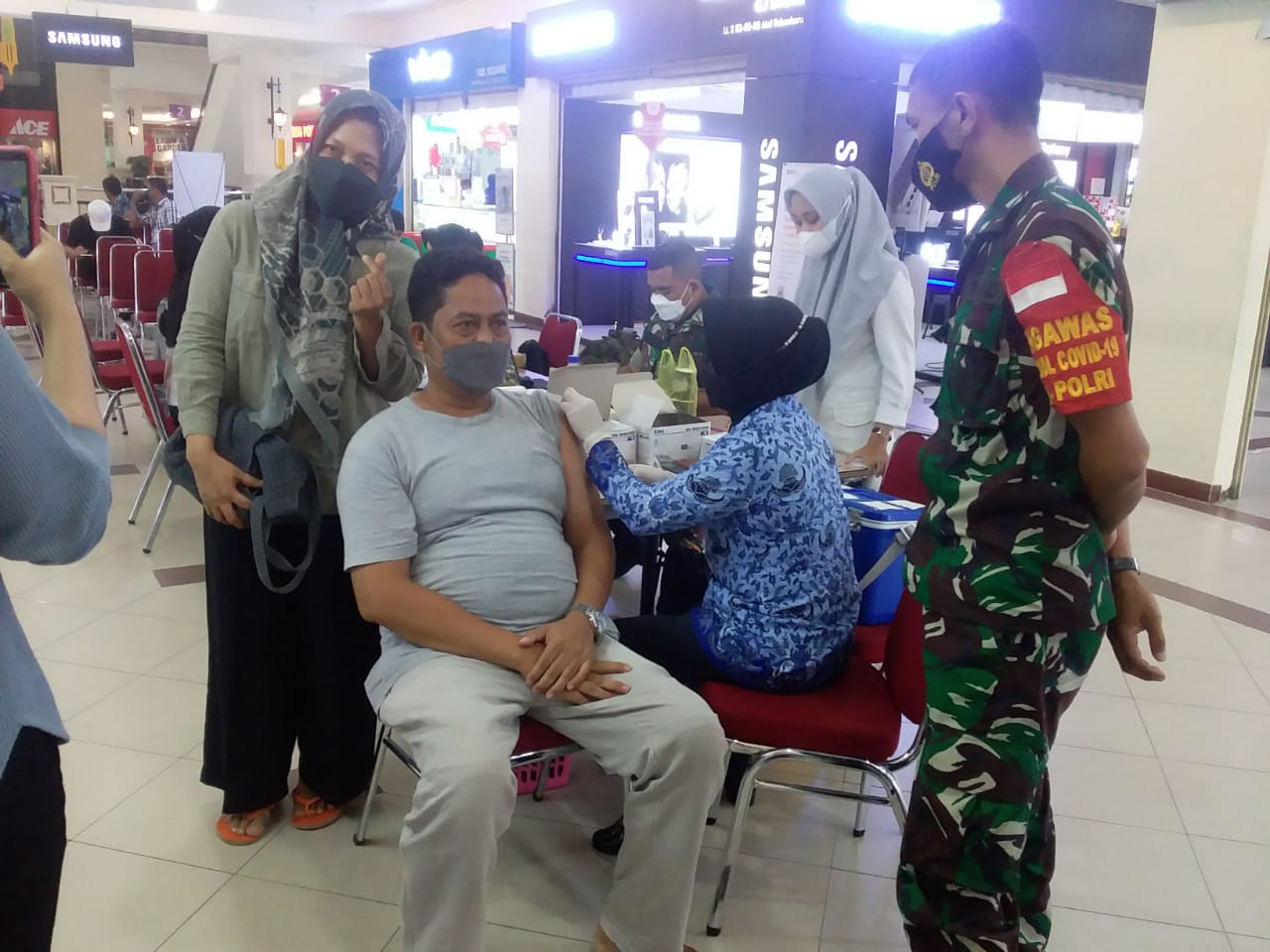 Monitoring, Babinsa Koramil 02 Apresiasi Warga Sadar Vaksin 