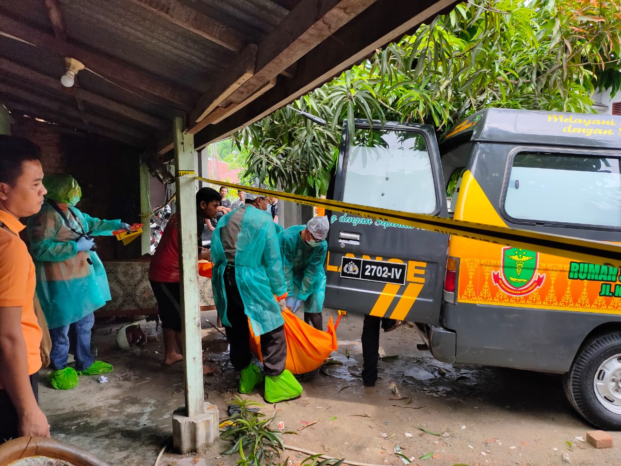 Dikabarkan Jadi Mayat, Petugas Evakuasi Pakai APD