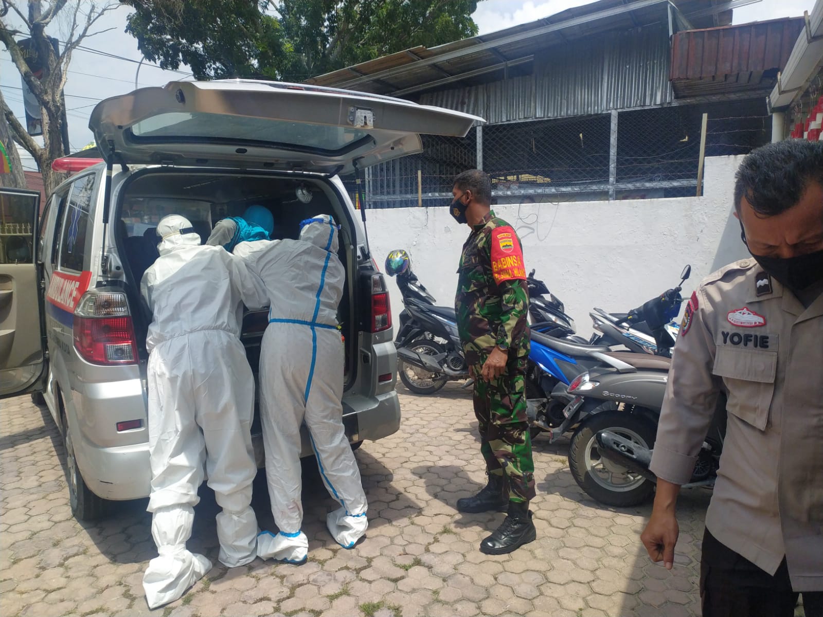 Babinsa -Bhabinkamtibmas Bantu Evakuasi Warga Terkonfirmasi Covid-19