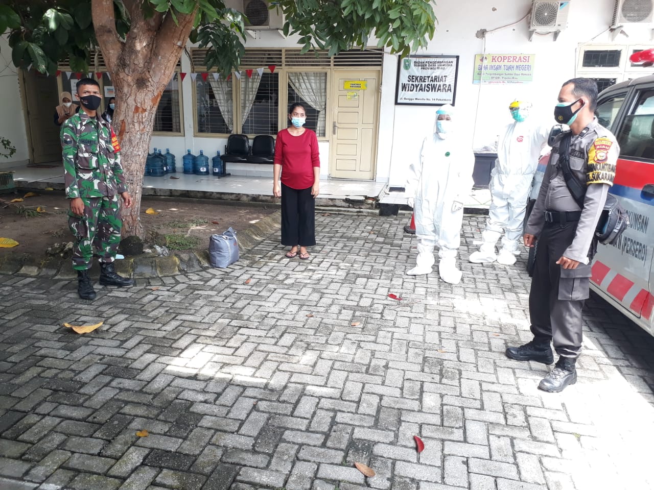Babinsa Serka TM Sihite Dampingi Nakes Evakuasi Pasien Covid-19 ke BPSDM