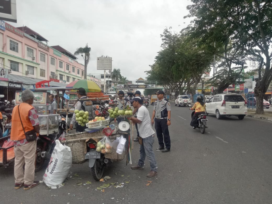 Dishub Pekanbaru Tertibkan Parkir Liar di Depan Pasar Ramayana
