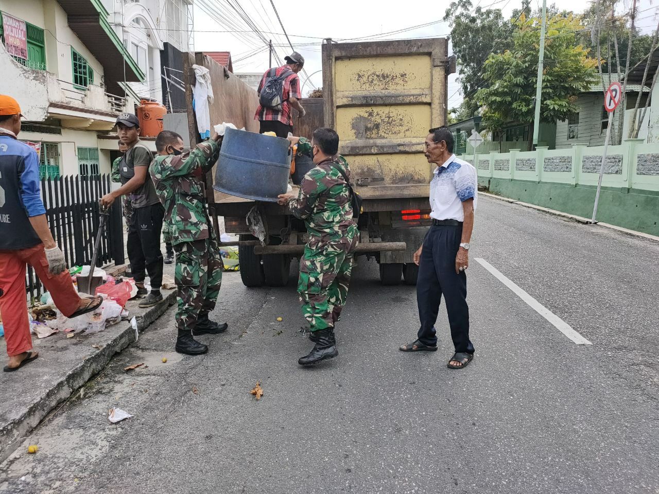 Babinsa Kota Tinggi Gelar Karya Bhakti di Jalan Tengku Zainal 