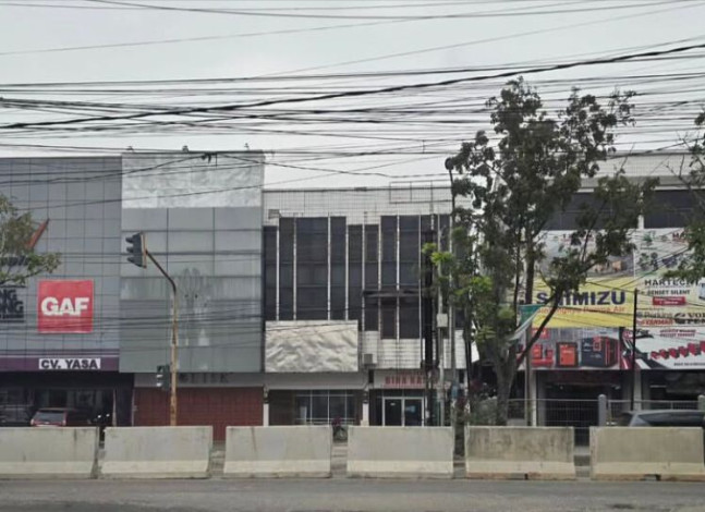 Dishub Pekanbaru Pasang Pembatas Beton di Simpang Jalan Riau - Kayu Manis