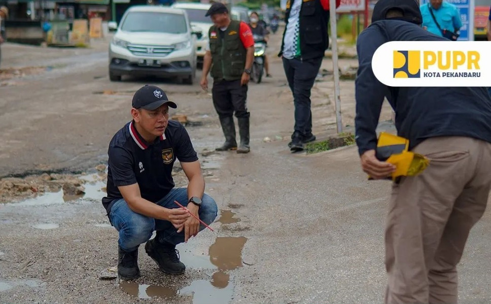 Mulai Overlay, PUPR Pekanbaru Cor Lubang Jalan Dharma Bakti