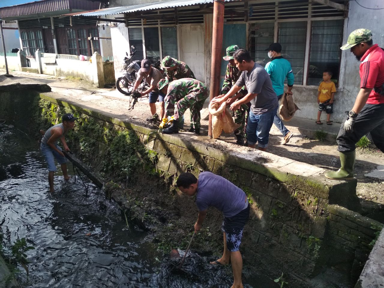 Koramil 02 Kota - Forkopincam dan Masyarakat Goro Bersihkan Daerah Aliran Sungai