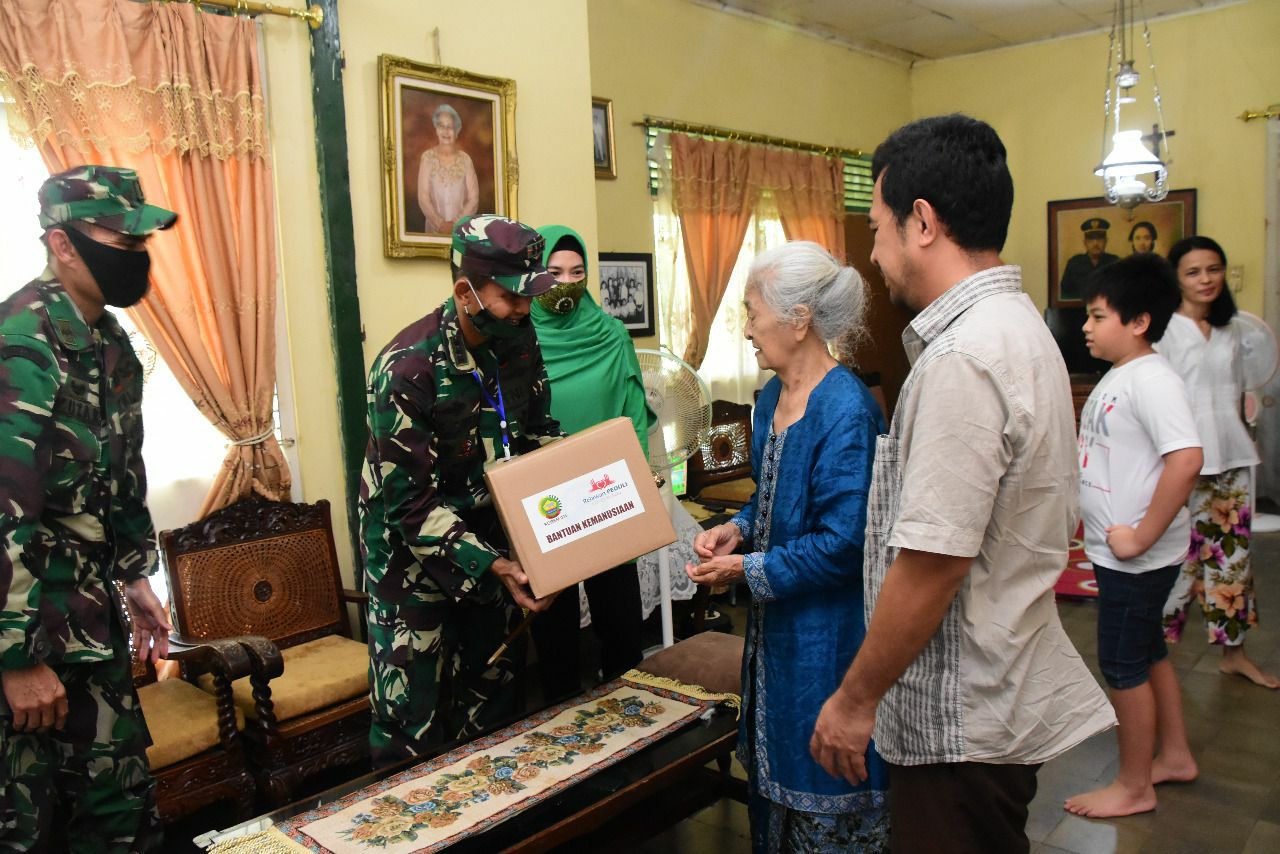 Danrem 031/WB Beserta Ketua Persit KCK Koorcab Rem 031 PD I/BB dan Relawan Peduli Covid 19 Riau Kembali Bagikan Bantuan Kemanusiaan