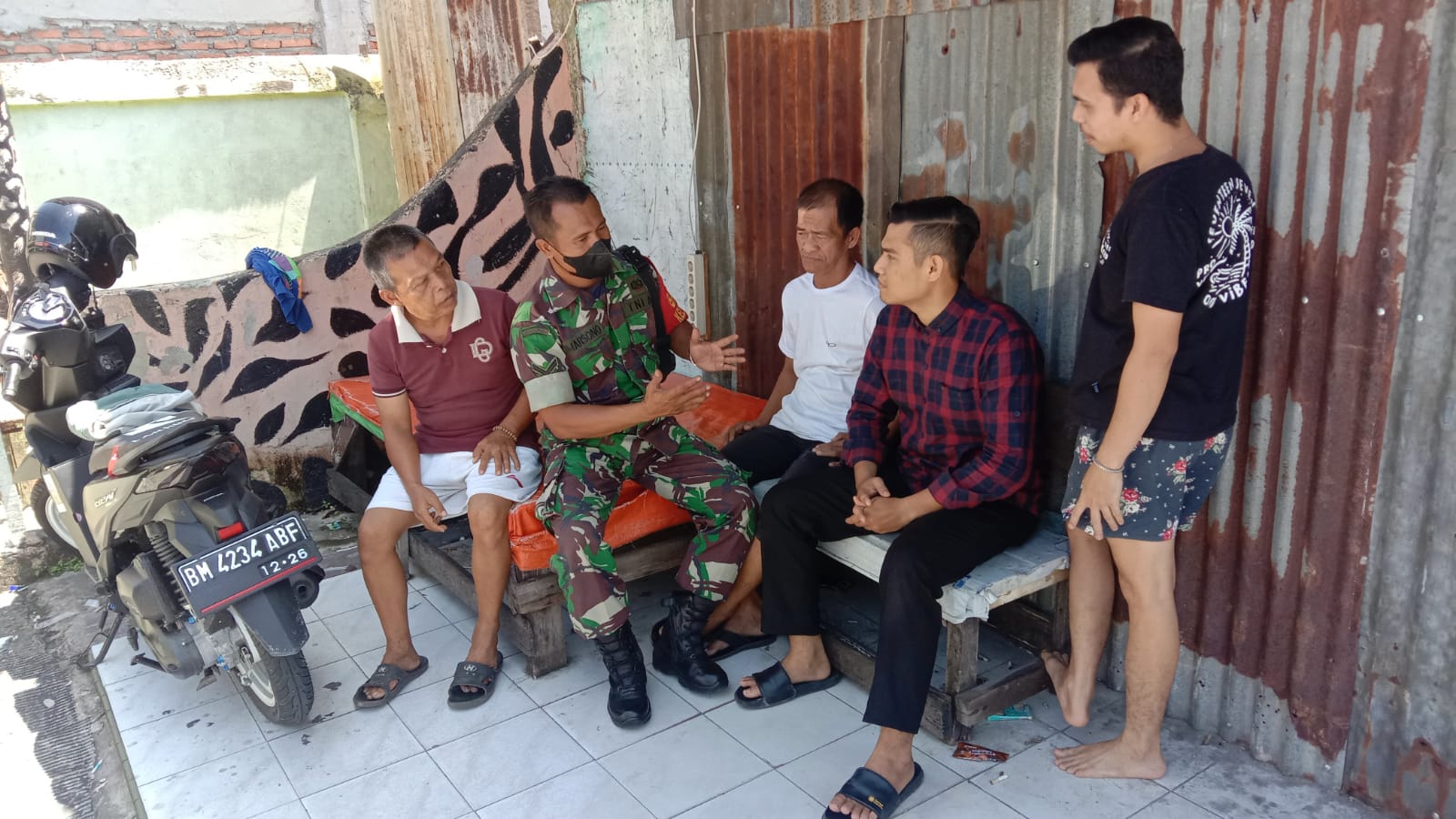Babinsa Prokes  dan Vaksinasi di Jalan Karet 