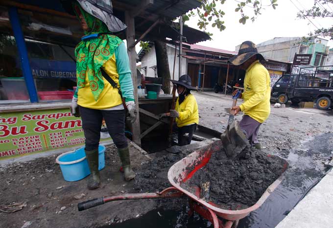 Dinas PUPR Pekanbaru Angkat Endapan Lumpur di Payung Sekaki
