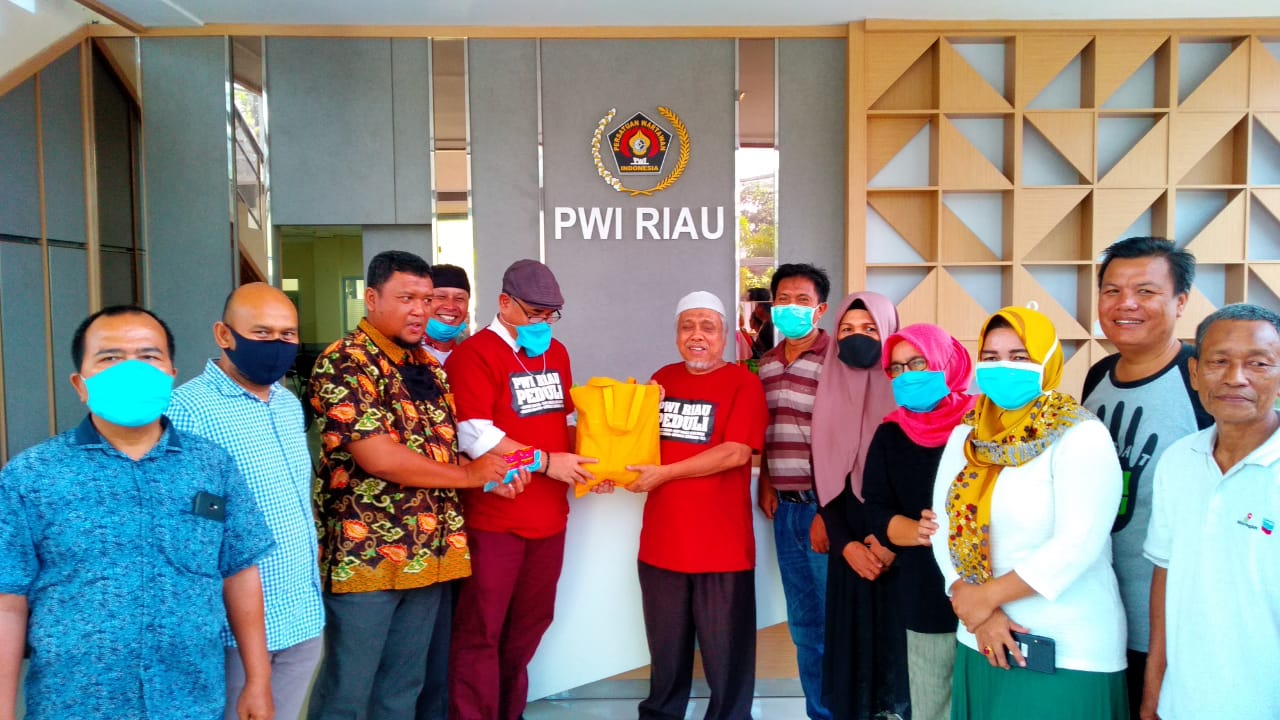 PWI Riau Peduli dan SPS Riau Distribusikan Sembako untuk 100 Reporter