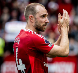 Terjadi Lagi, Christian Eriksen Kolaps Saat Denmark vs Ukraina, Laga Dihentikan