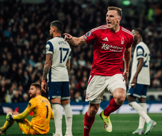 Nottingham Forest Menggila, Tottenham Terbenam