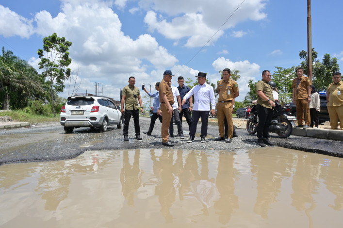Gubri Janji Segera Perbaiki Jalan Sudirman Ujung