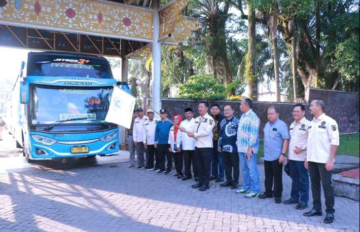 Sekdakota Lepas Kontingen Penas Tani Nelayan ke Kota Padang