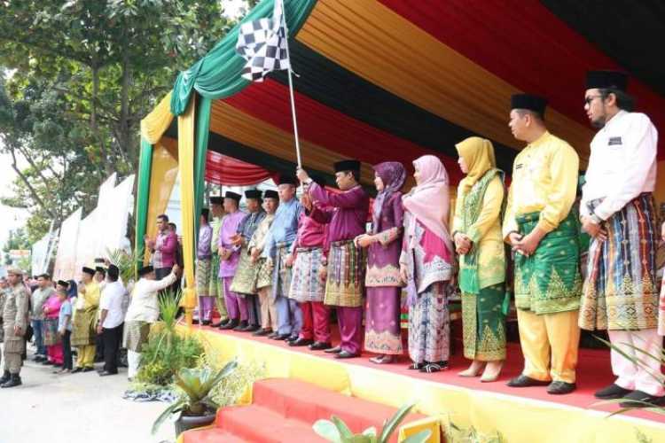 Resmi Dilepas Pj Walikota, Pawai Taaruf MTQ ke-55 Pekanbaru Berlangsung Meriah