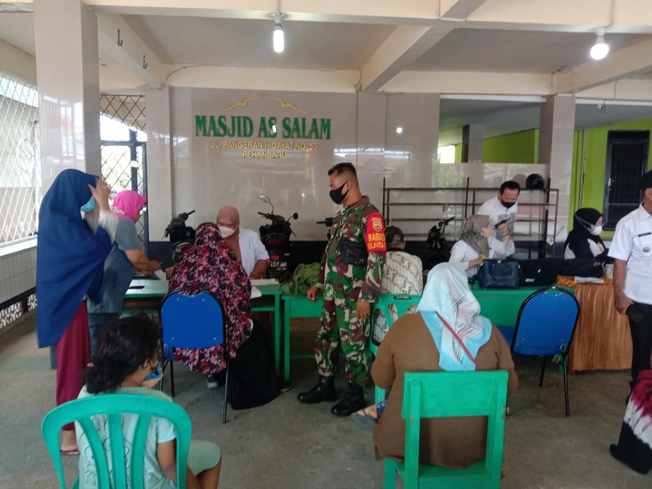 Vaksinasi Di Masjid As-salam, Babinsa Mendata dan Dampingi Lansia 