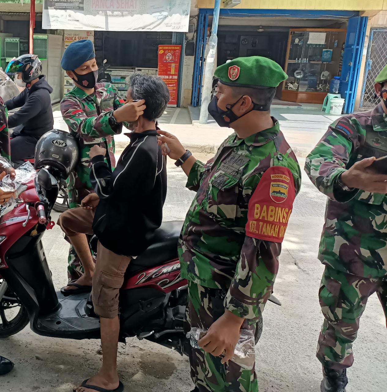 Babinsa Serda Edy Priyanto Bagi-bagi Masker Gratis di Kelurahan Tanahdatar