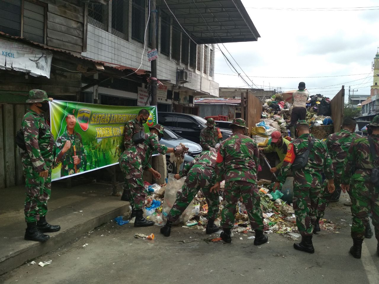 Antisipasi DBD, Babinsa Kelurahan Kotabaru Goro Bersihkan Sampah 