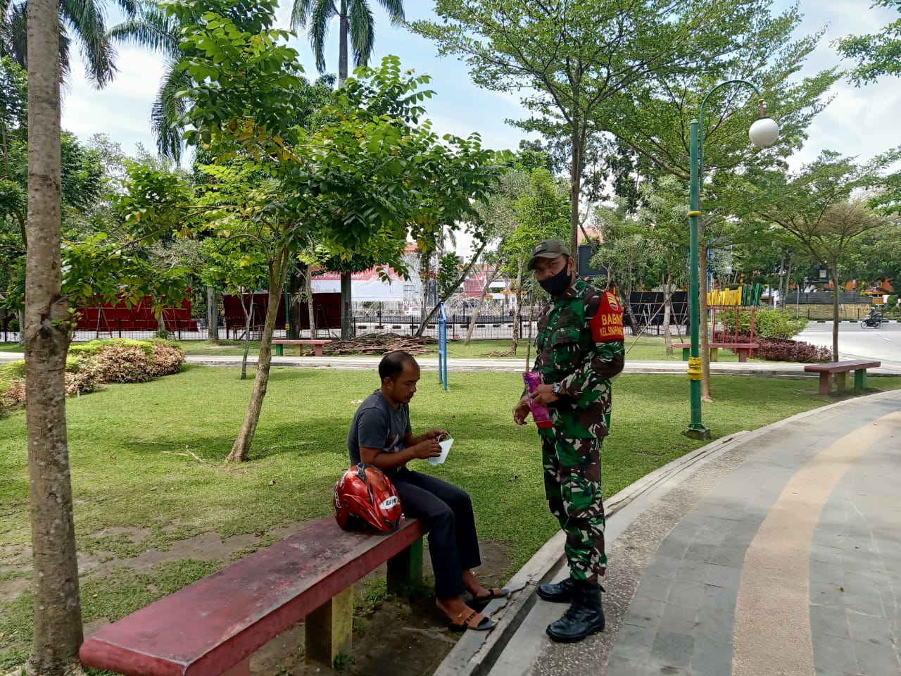 Babinsa Simpang Empat Gelar Protokol Kesehatan di RTH Kaca Mayang 