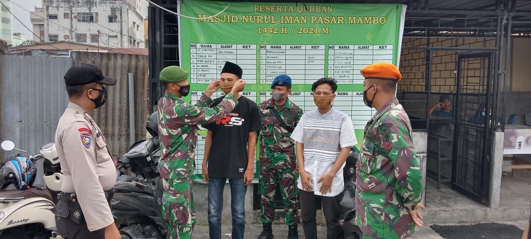 Sosialisasi Prokes Jelang PPKM Level 4, Babinsa Bagi-bagi Masker Gratis