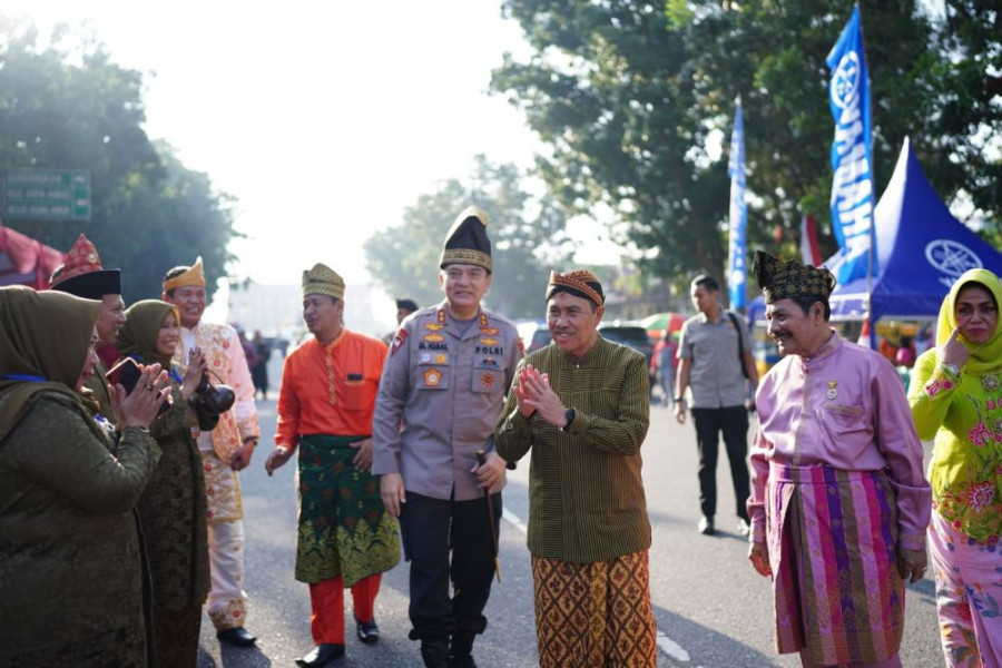 Syamsuar Tampil Rapi Kenakan Baju Surjan