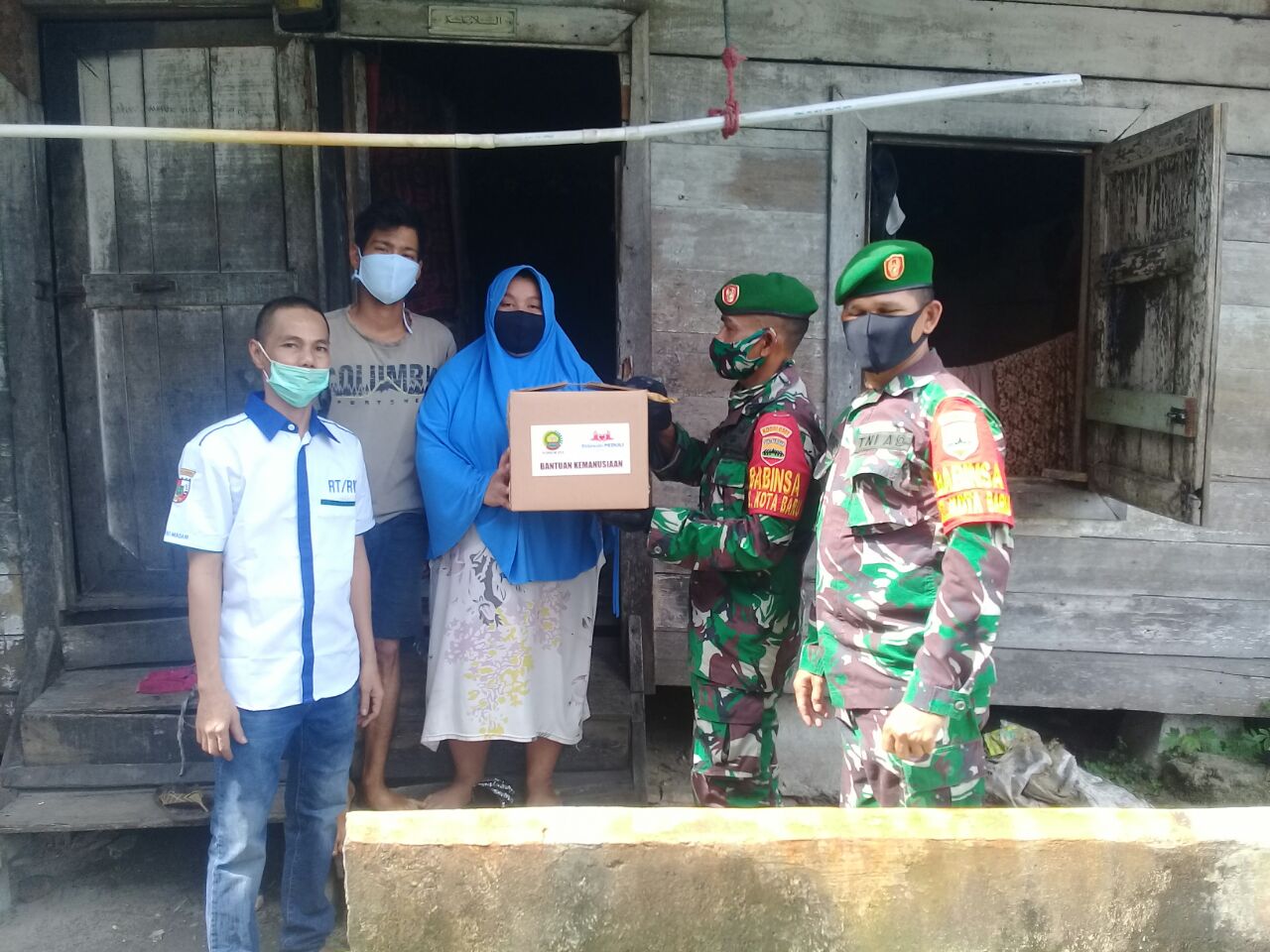 Babinsa Koramil 02 Kota Distribusikan Paket Sembako Danrem 031 WB ke Warga tak Mampu 