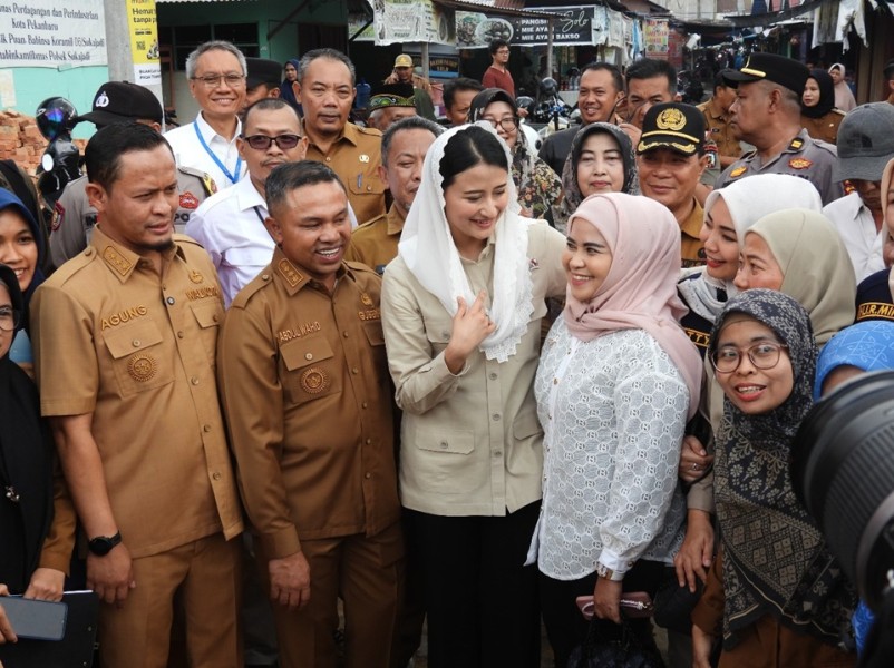Kepala BPKAD Pekanbaru Dampingi Wali Kota Terima Kunjungan Wamendag di Pasar Cik Puan