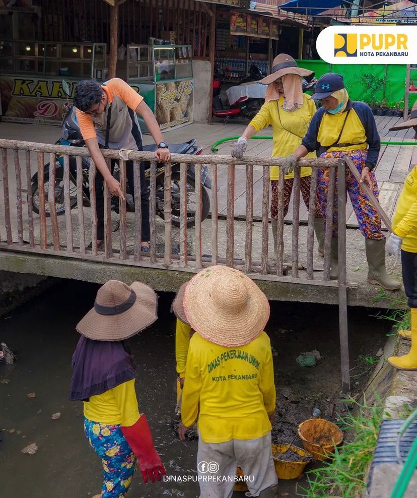 Pasukan Kuning PUPR Pekanbaru Bersihkan Drainase di Jalan Soebrantas dan Arifin Ahmad