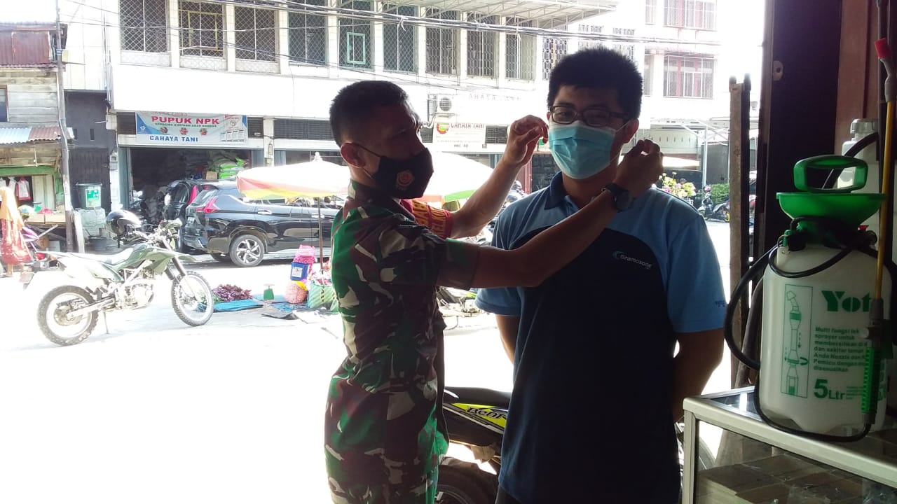Babinsa Koramil 02 Kota Bagikan Masker dan Edukasi Prokes Warga Binaan