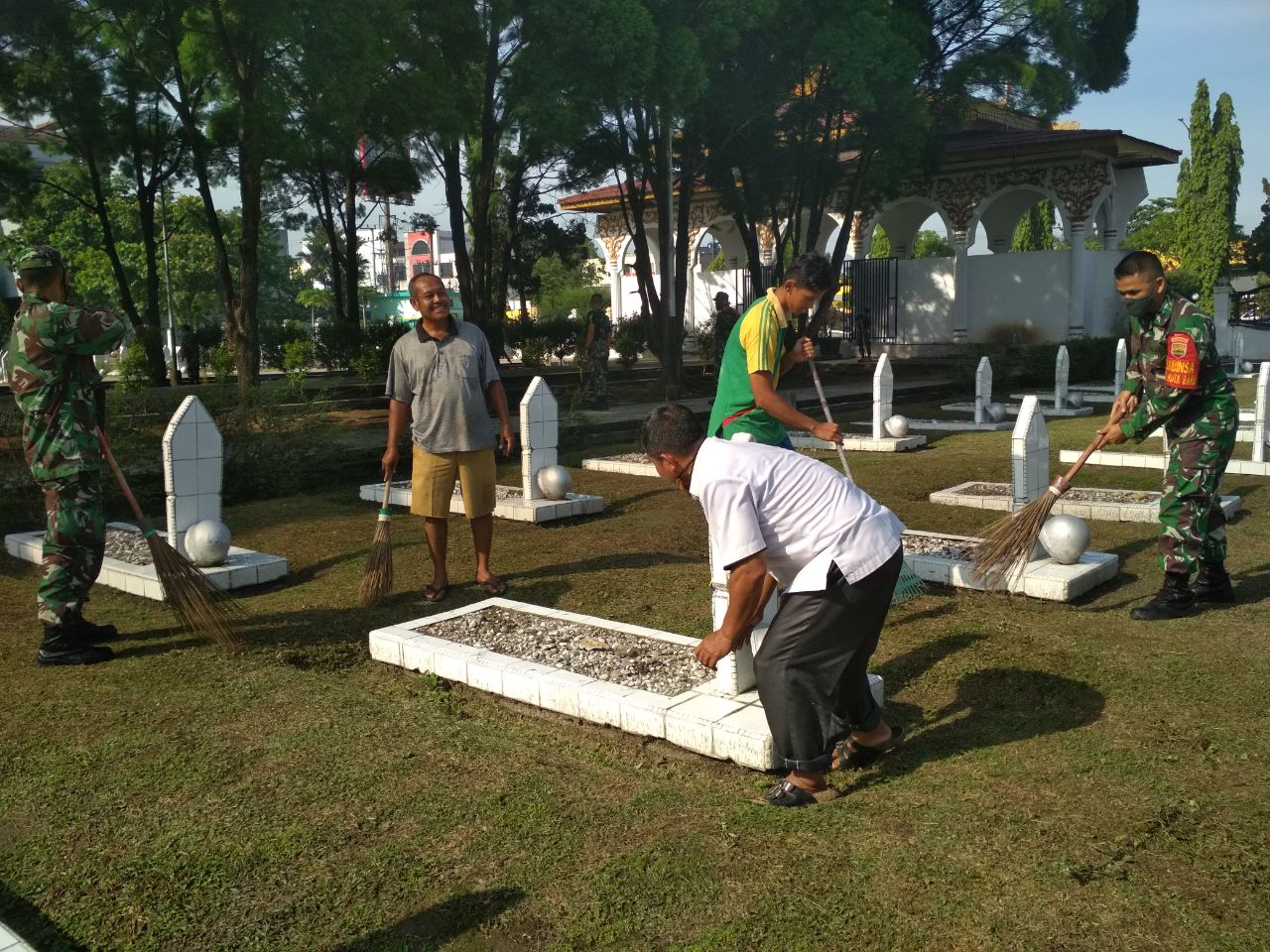 Babinsa Kotabaru Goro Bersihkan Taman Makam Pahlawan