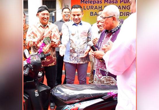 Lurah Simpang Tiga Dihadiahi Motor saat Pensiun oleh Warga