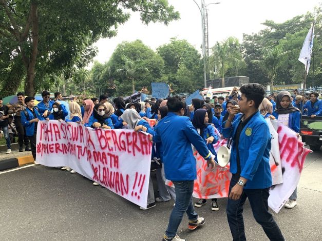 Ratusan Mahasiswa UIR Demo DPRD Riau, Ini Tuntutannya