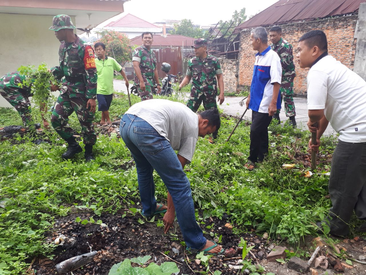 Cegah DBD, Babinsa Kita Tinggi Bersihkan Lingkungan Di Pasar Mambo