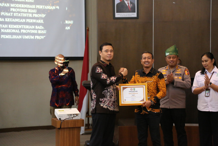 Bawaslu Riau Raih Peringkat Pertama KI Riau Award 2025