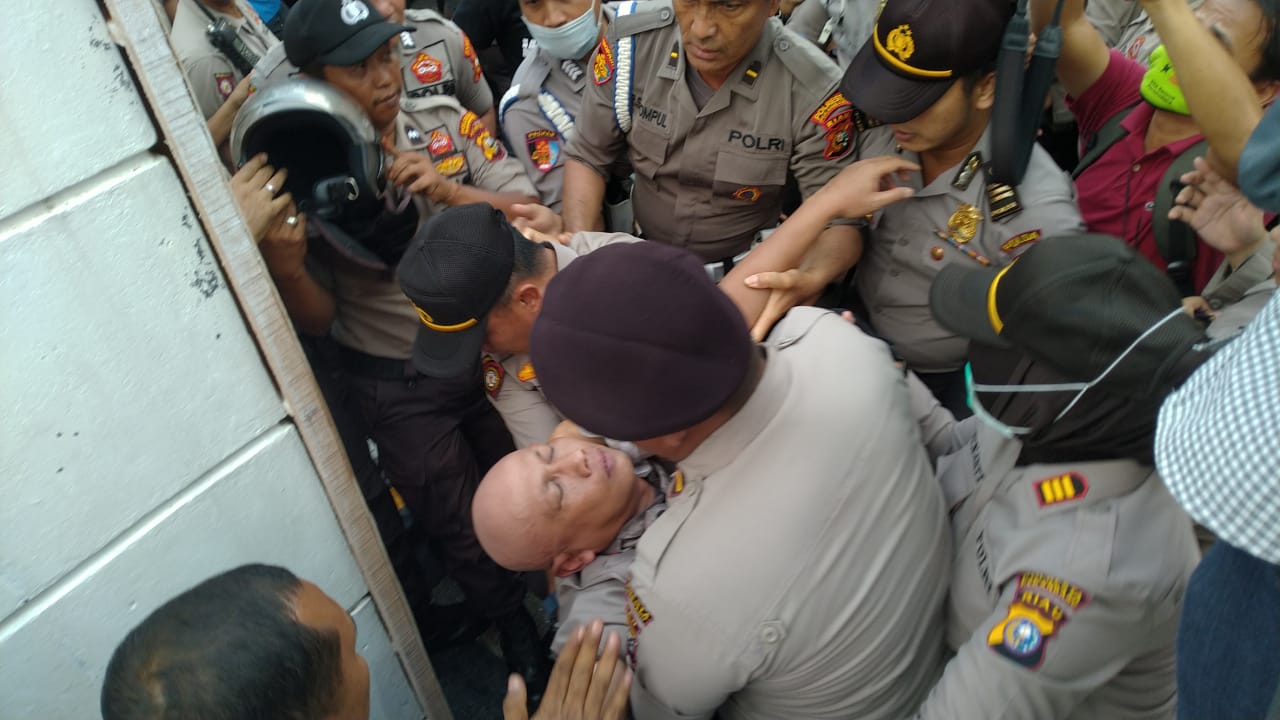Terhimpit Pendemo Kapolresta Pingsan 