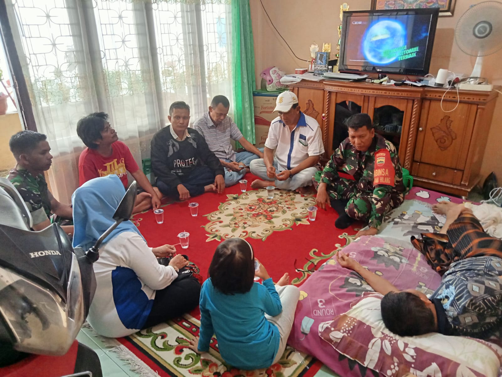 Babinsa Bersama Forum RT/RW Menjenguk Ketua RW 05  