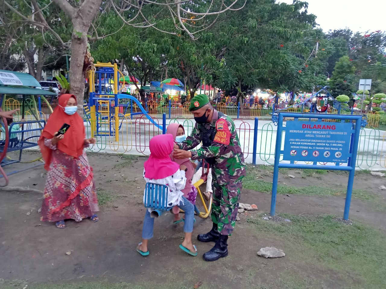 Peltu Andry Rasyid dan Penegakan Protokol Kesehatan di RTH Kaca Mayang 