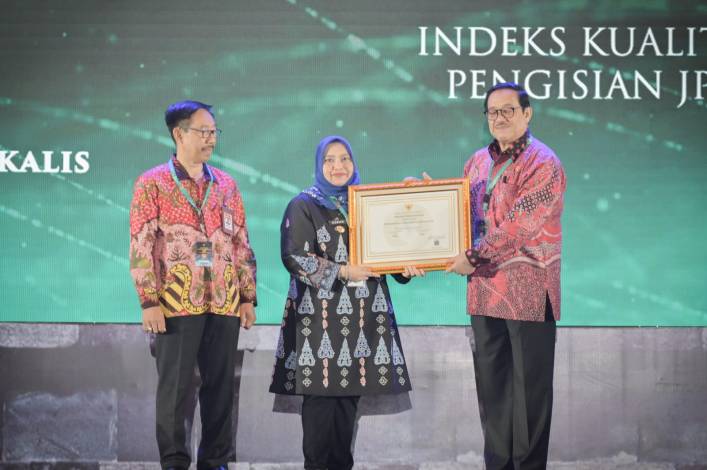 Bupati Kasmarni Terima Penghargaan Meritokrasi KASN 2023